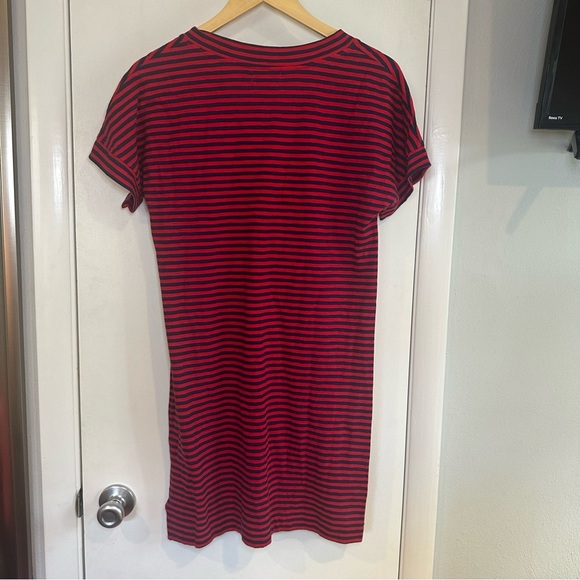 Vineyard Vines Tee Dress. Size: Medium. Stripe V-Neck. Red Velvet. NWT. - Picture 5 of 6